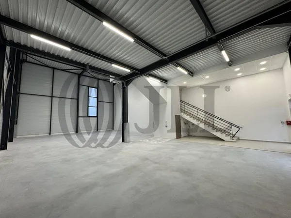 Local d'activité 699 m²
