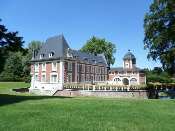 Elégant château du XVIIIème de 1200 m2 habitables, dans un parc de 9800m2, avec douves en eau en ple