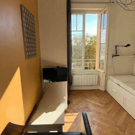 Studio refait récemment sans frais d'agence