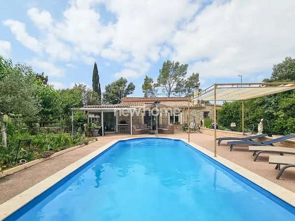 Charme authentique entre Lorgues et Draguignan : bastidon rénové avec jardin arboré et piscine