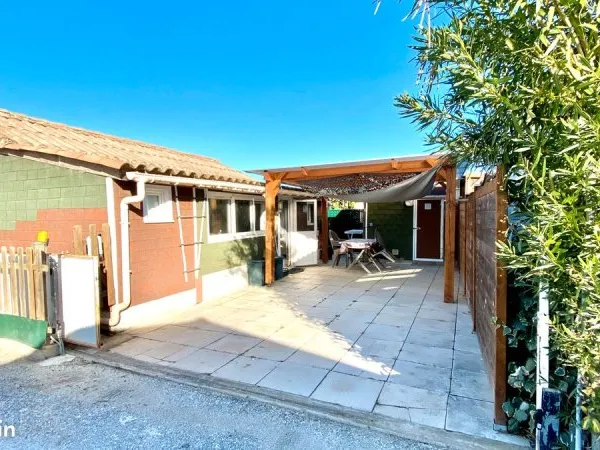 Chalet dans camping proche étangs et mer Méditerranée