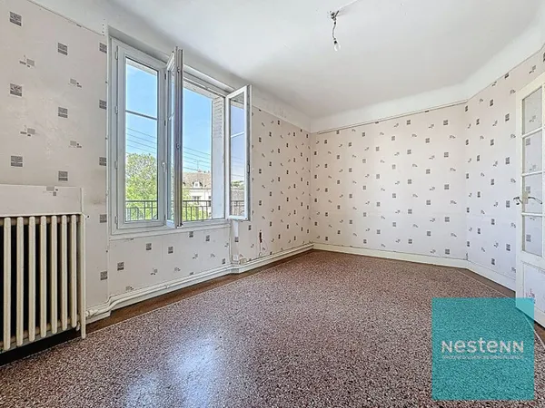 Appartement 4 pièces à vendre avec un balcon et un jardinet à Montereau Fault Yonne