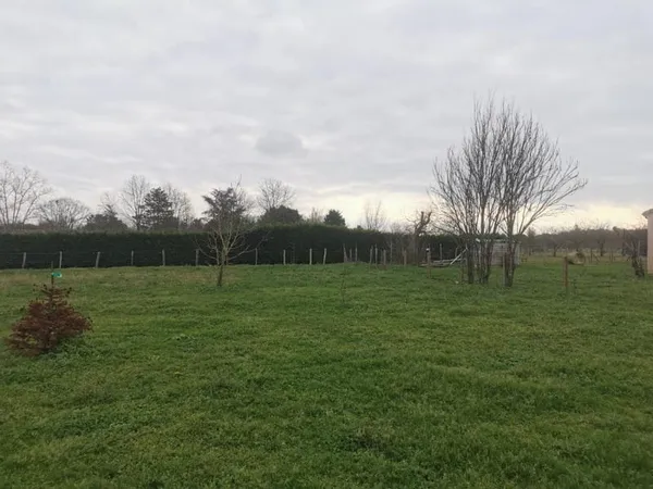 Terrain de 770m² à Saint Seurin sur L isle