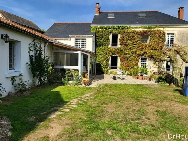 Maison - 4/5 Chambres - Terrain clos 1700 M2 - Garage - dépendances