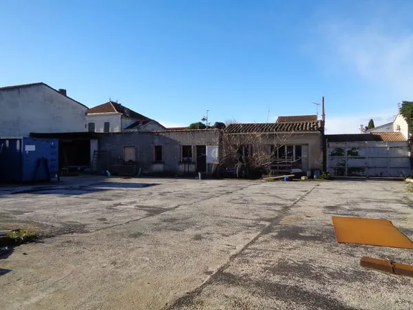 Gard Aimargues Entrepot 900m2 sur terrain 1700m2 centre de v