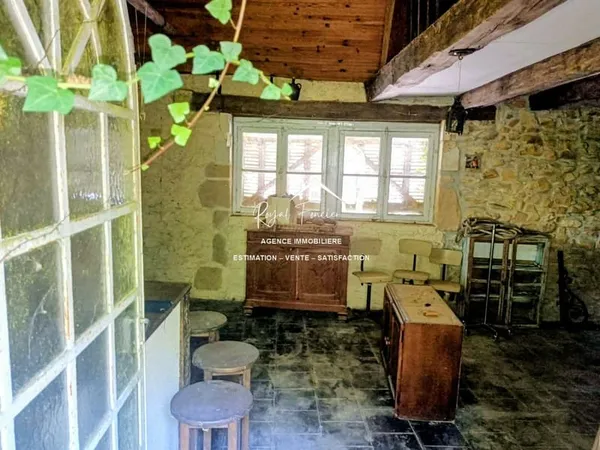 Dans un hameau à ST SULPICE, sur la commune des ORMES, à 5 mn
