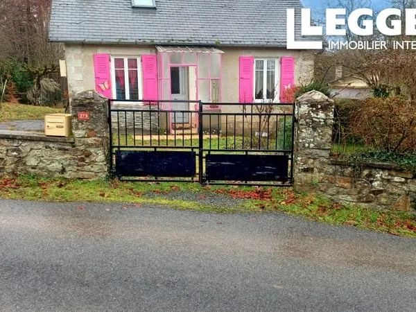 Maison de village de 62m² comprenant cuisine, salon, salle d'eau, une chambre, grenier aménagé, gara