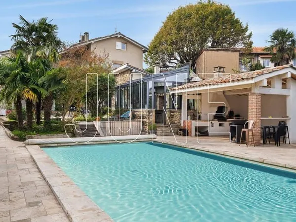 Maison 8 pièces 270 m²