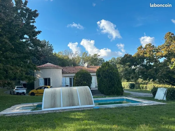 Villa traditionnelle de type 4 de 120m2 habitable sur 5043m2 de terrain avec piscine couverte