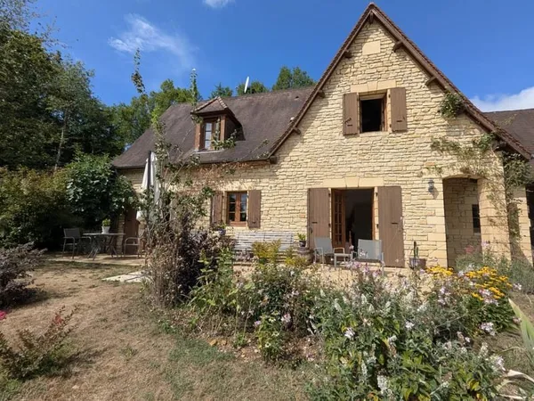Maison en pierre de 3 chambres près de Sarlat-la-Canéda avec potentiel locatif