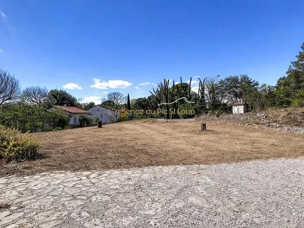 Terrain arboré centre village