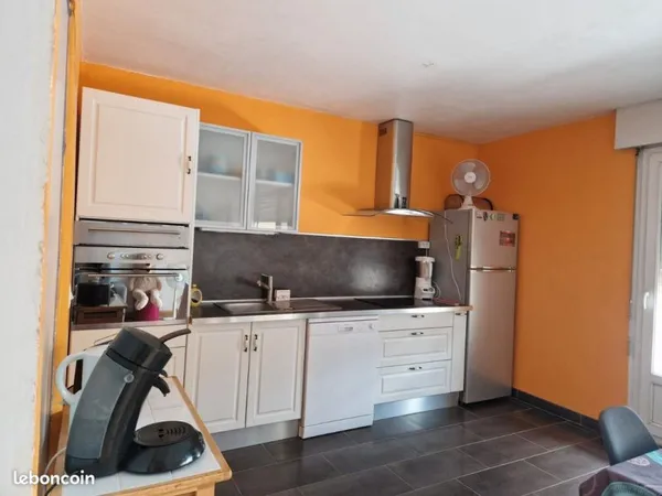 Immobilier dans residence à 5 min pied de la gare et 10 en voiture de la place. Vue sur l Hérault. D