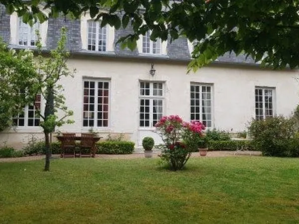 ORLEANS Demeure du XVII ème sur jardin 546 m²