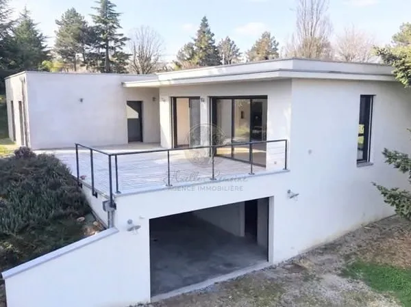 Maison d'architecte avec 135 m2 habitables et 50 m2 suppléme