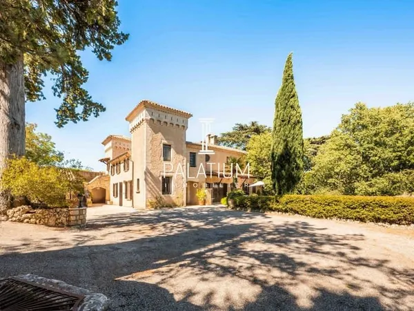 Un Château Familial et Raffiné aux Volumes Généreux à Manos