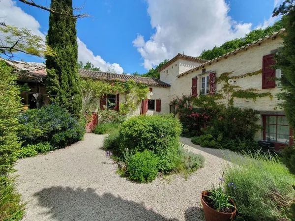 Magnifique maison de village de caractère avec un joli jardin fleuri