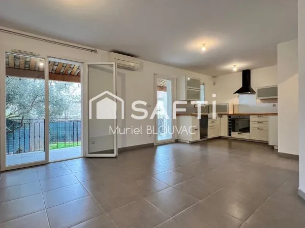 Maison de 2014 en parfait état avec 2 garages.