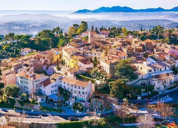 MOUGINS RESTAURANT 92M2 REFAIT A NEUF TERRASSE SUD OUEST MER