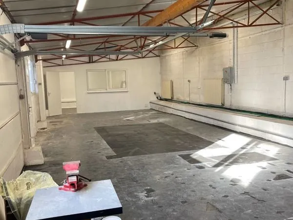 Local d'activité / Entrepôt 100 m² avec bureau + parking - Vertou proche gare