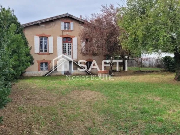 Maison de ville non mitoyenne sur terrain de 790m²