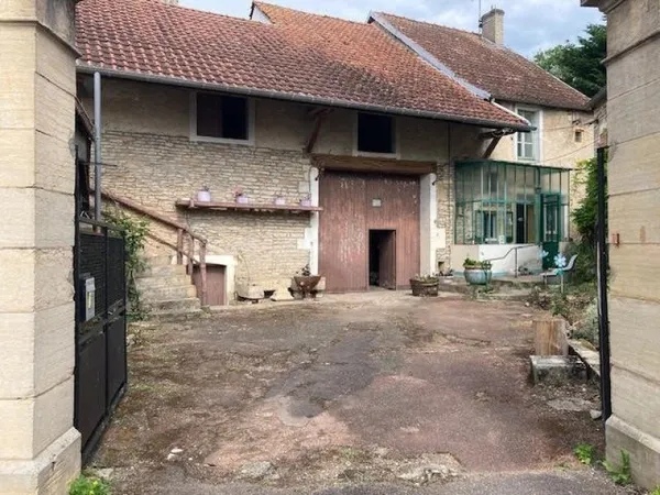 Corps de ferme dans le bourg d'Ahuy !