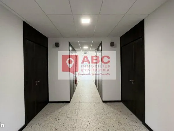 BUREAUX 5229 m² MAUGUIO