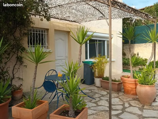Particulier loue T2 meublé, RDC avec terrasse et parking dans maison à Allauch, eau, électricité, in