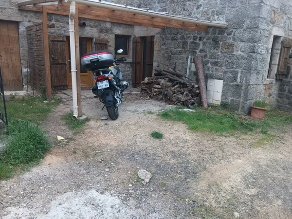 Petit appartement de 50 m2 dans maison ancienne en pierre