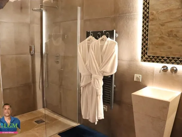 Propriété de caractère en pierre rénovée au coeur du village de Vézénobres avec gîte et chambres d'h