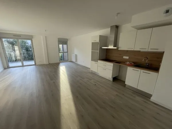 MAISON T6 AVEC JARDIN ET PARKING PRIVATIF