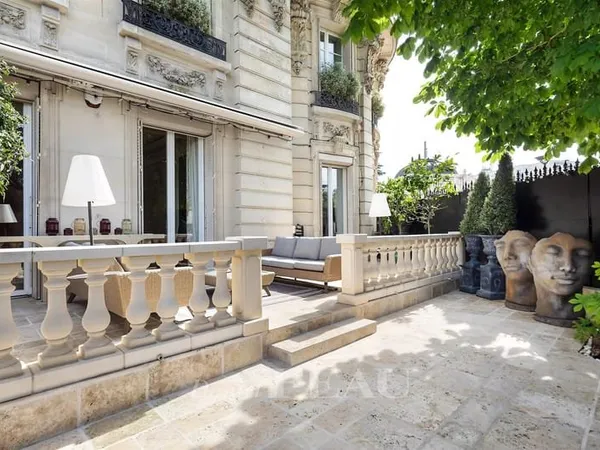 Paris 16eme - Foch, rez-de-jardin 248 m² avec 78 m² de jardin.