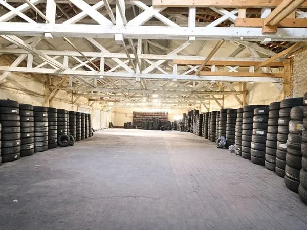 ENTREPÔT DE +500 m2 AVEC 3 QUAIS BIEN RARE À FORT POTENTIE
