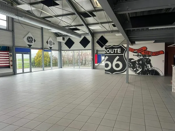 Bâtiment Commercial 1000m² Emplacement Premium à Pontarlier