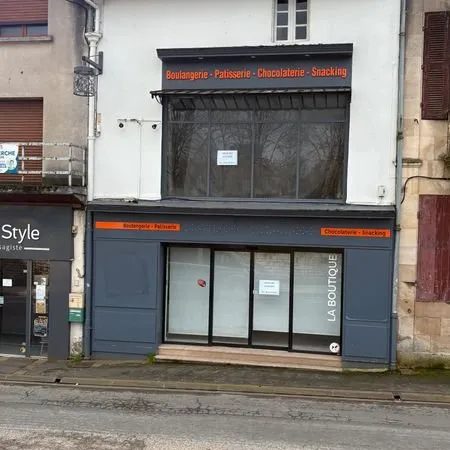 Immeuble commercial avec appartement