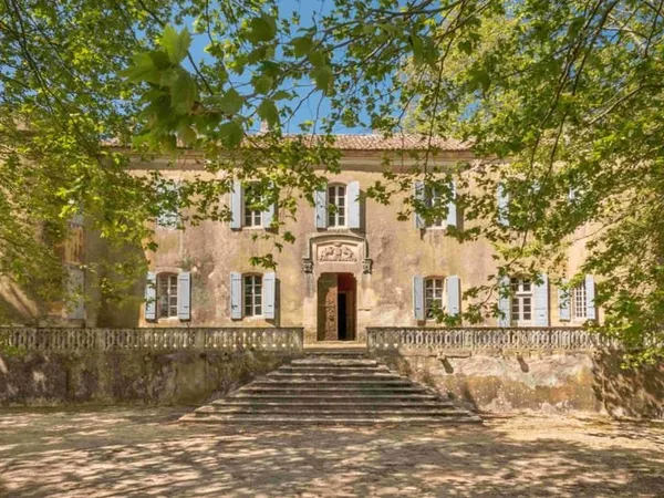 Au coeur des Côtes du Rhône Château viticole du XVème siècl