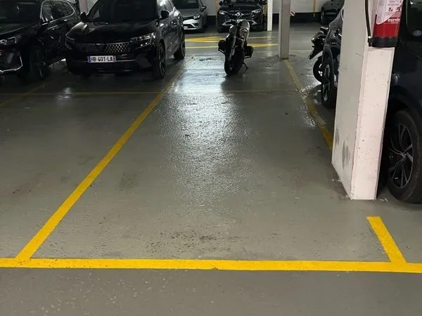 Vends grand parking sécurisé