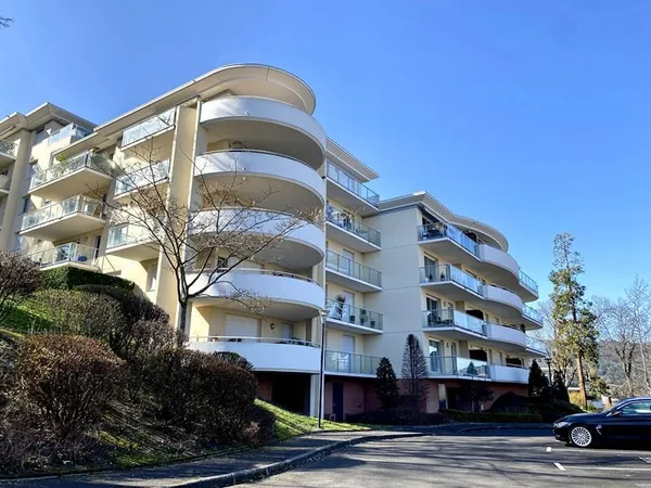 CHAMALIÈRES LIMITE ROYAT / Appartement à vendre secteur prisé avec vue, terrasses et stationnements 