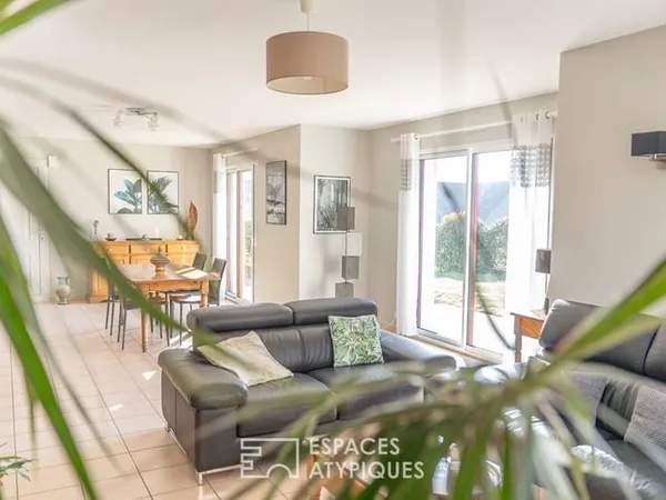 Maison familiale contemporaine avec jardin et garage