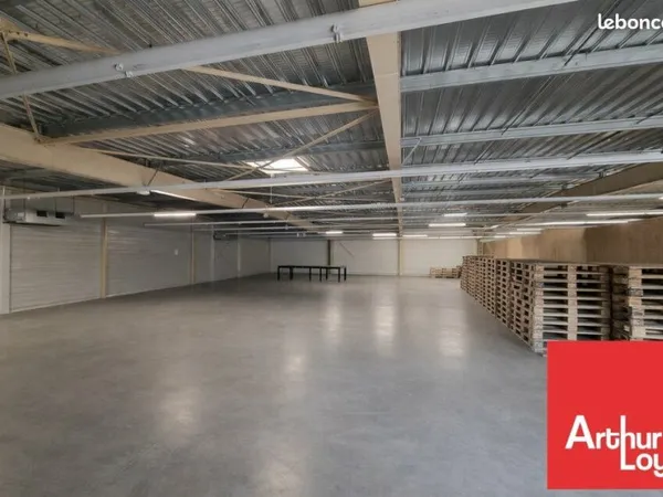 LOCAL COMMERCIAL 1300 m² AZAY LE BRULE