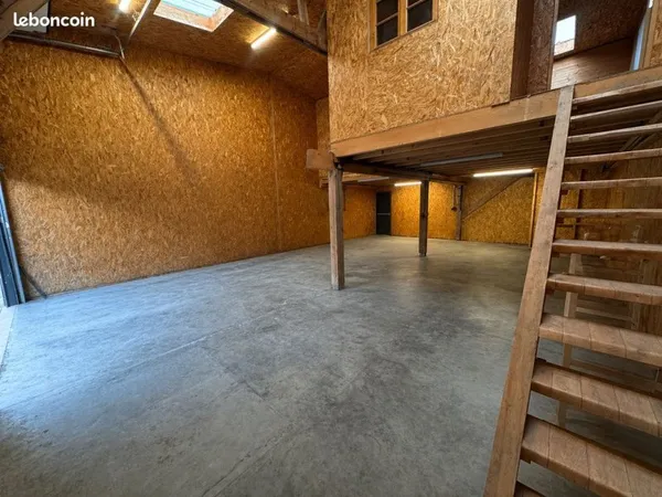 Entrepôt et bureau équipés 150 m²