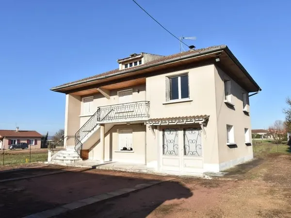 Idéalement située sur la commune de Feillens , cette maison individuelle à rénover est idéale pour u