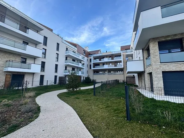 APPARTEMENT TRES RECENT DE 3 PIECES AVEC BALCON ET PARKING