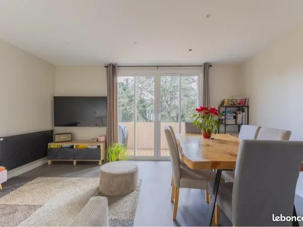 • T3 rénové 67m² - Traversant, vue montagnes, très lumineux