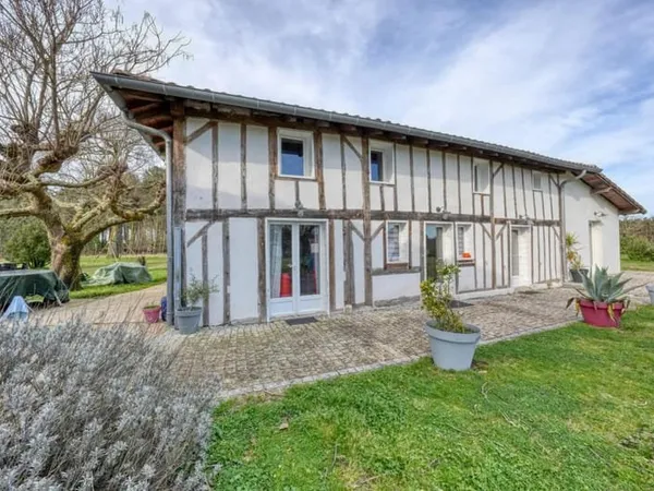 Propriété de 330 m² avec piscine à Taller