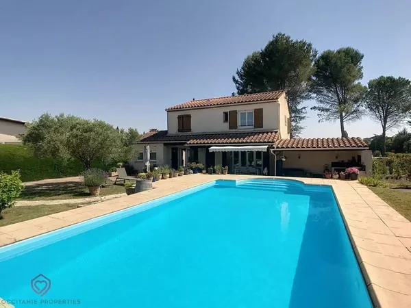 Belle villa avec piscine, emplacement idéal
