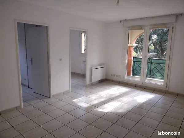 Particulier loue T2bis 49m2 + garage et parking