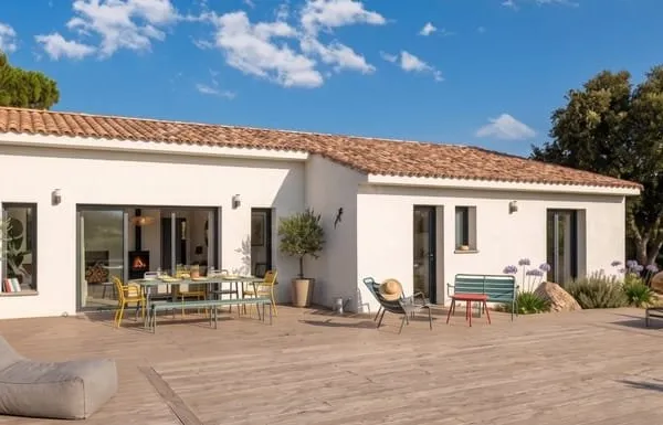 Terrain d'exception avec piscine et pool house à Martigues avec projet de Maison de 95 m2