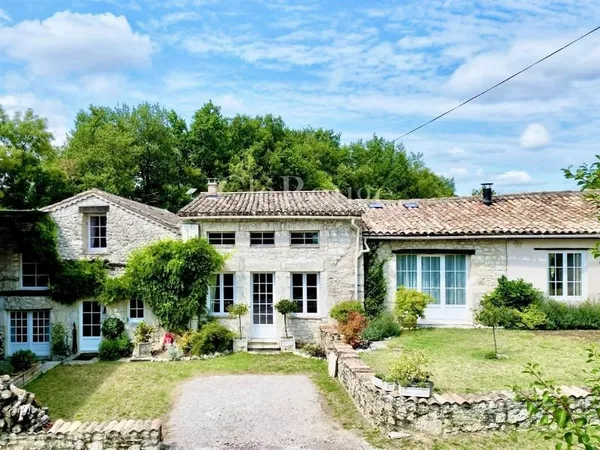 Proche de Duras - Maison en pierre au charme intemporel avec piscine chauffée