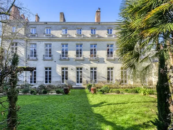 Appartement d'exception avec son grand jardin privé dans un immeuble de caractère XVIIIème