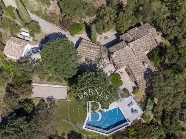 LA CROIX-VALMER - GIGARO - MAISON A RENOVER AVEC VUE MER